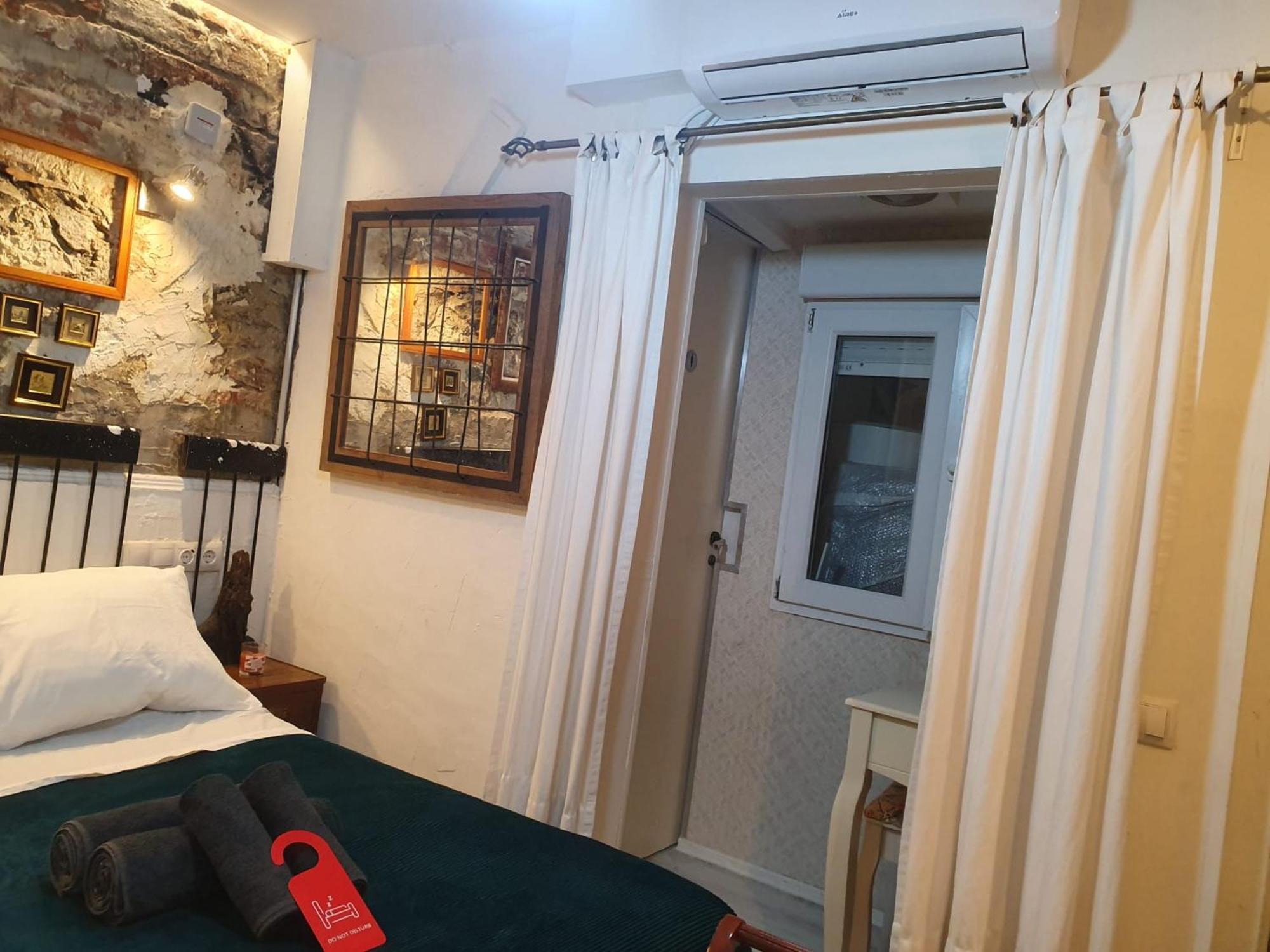 Studio Or Rooms With Private Bathroom Or Rooms With Shared Bathroom Barcelona Exterior foto